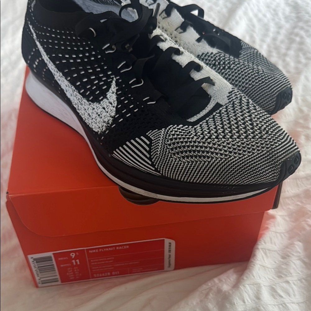 Nike Black and White Athletic Running Shoes - Picture 6 of 6